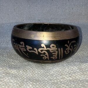 Tibetan singing meditation bowl - no accessories Black & Gold copper tone Bowl